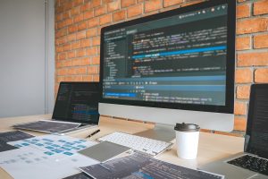 Outil du programmeur développeur professionnel travaillant sur un site Web de conception de logiciels et la technologie de codage, l'écriture de codes et de base de données dans le bureau de l'entreprise