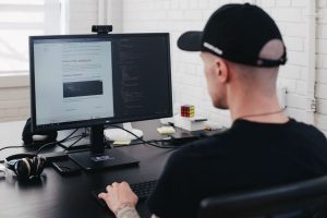 Personne devant un ordinateur en train de coder.