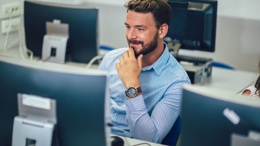 Bureau homme ordinateur