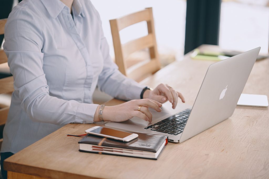 Femme télétravail Mac