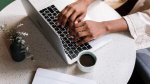 Ordinateur portable avec une tasse de café à côté