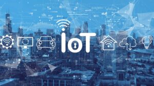 Le mot"IOT" inscrit devant un fond d'une ville avec des logo telle qu'une voiture, maison connectée etc.