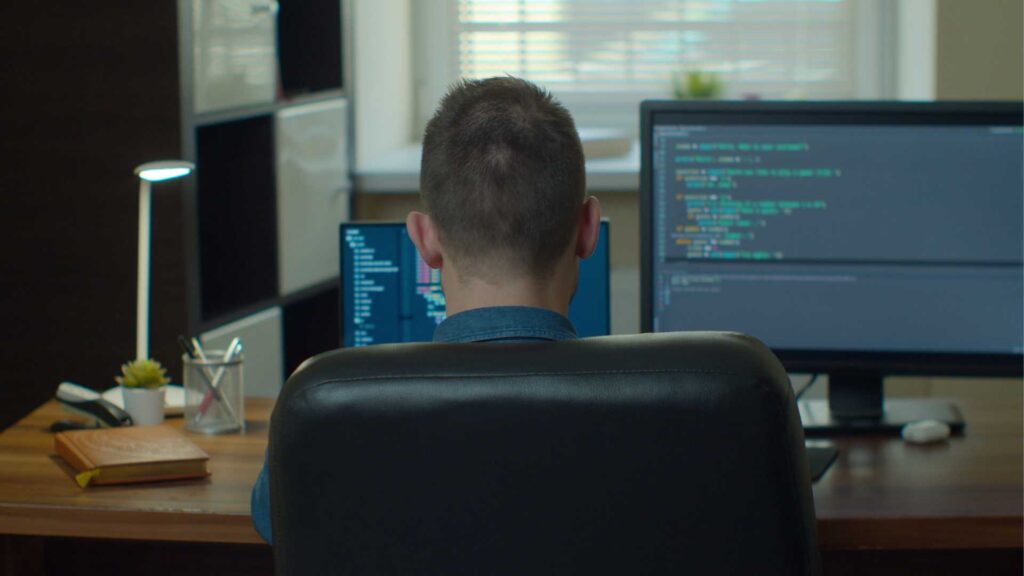 Homme qui fait du code informatique