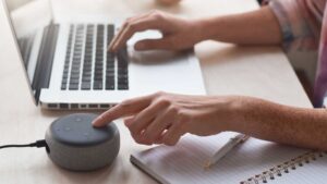 Assistant vocal près d'un ordinateur