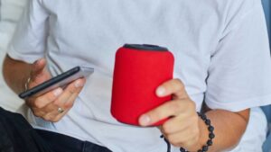 homme avec un téléphone tactile et une boite à saisi vocale