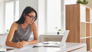 Jeune femme qui fait ses cours à distance sur une plateforme e-learning