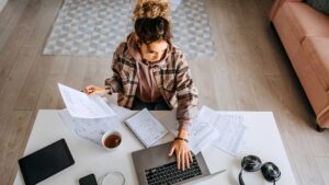 Jeune femme qui fait ses cours à distance sur une plateforme e-learning