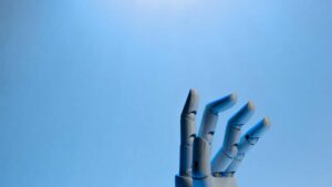 Main d'un robot sur un fond bleu
