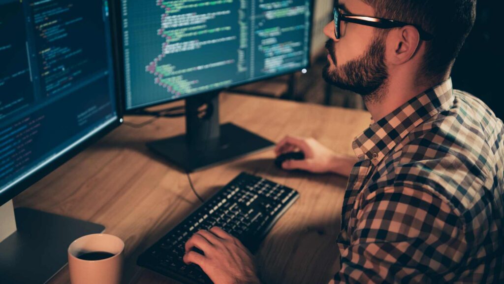 Homme qui travail sur son ordinateur