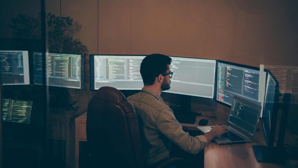 Homme qui travail sur son ordinateur