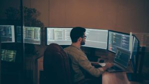 Homme qui travail sur son ordinateur