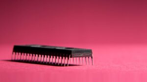 Puce électronique sur fond rose